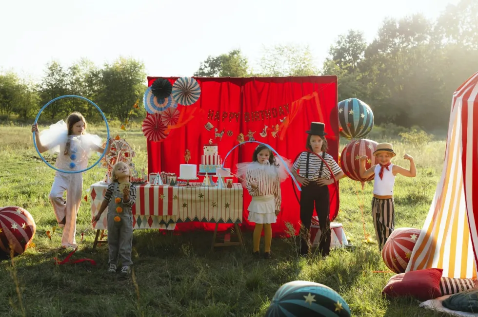 Balon foliowy Piłka w gwiazdki - czerwona, 75 cm