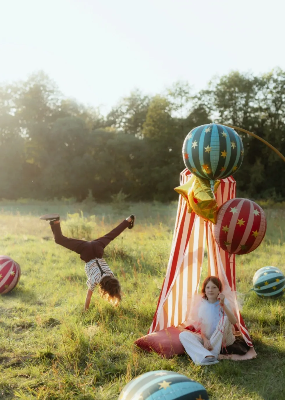 Balon foliowy Piłka w gwiazdki - czerwona, 75 cm