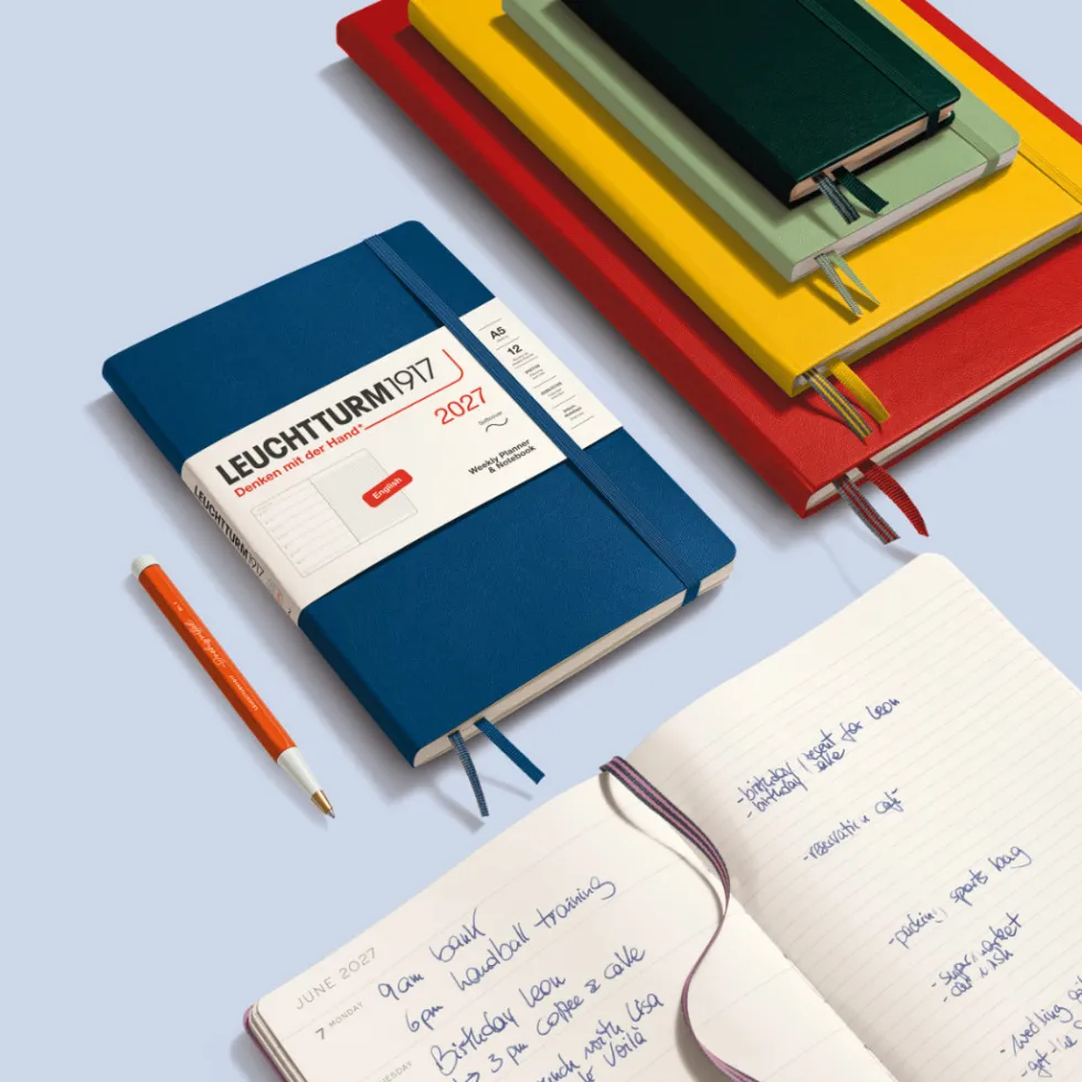 Planer tygodniowy z notatnikiem w kropki 2027 – Leuchtturm1917 – Cherry A5
